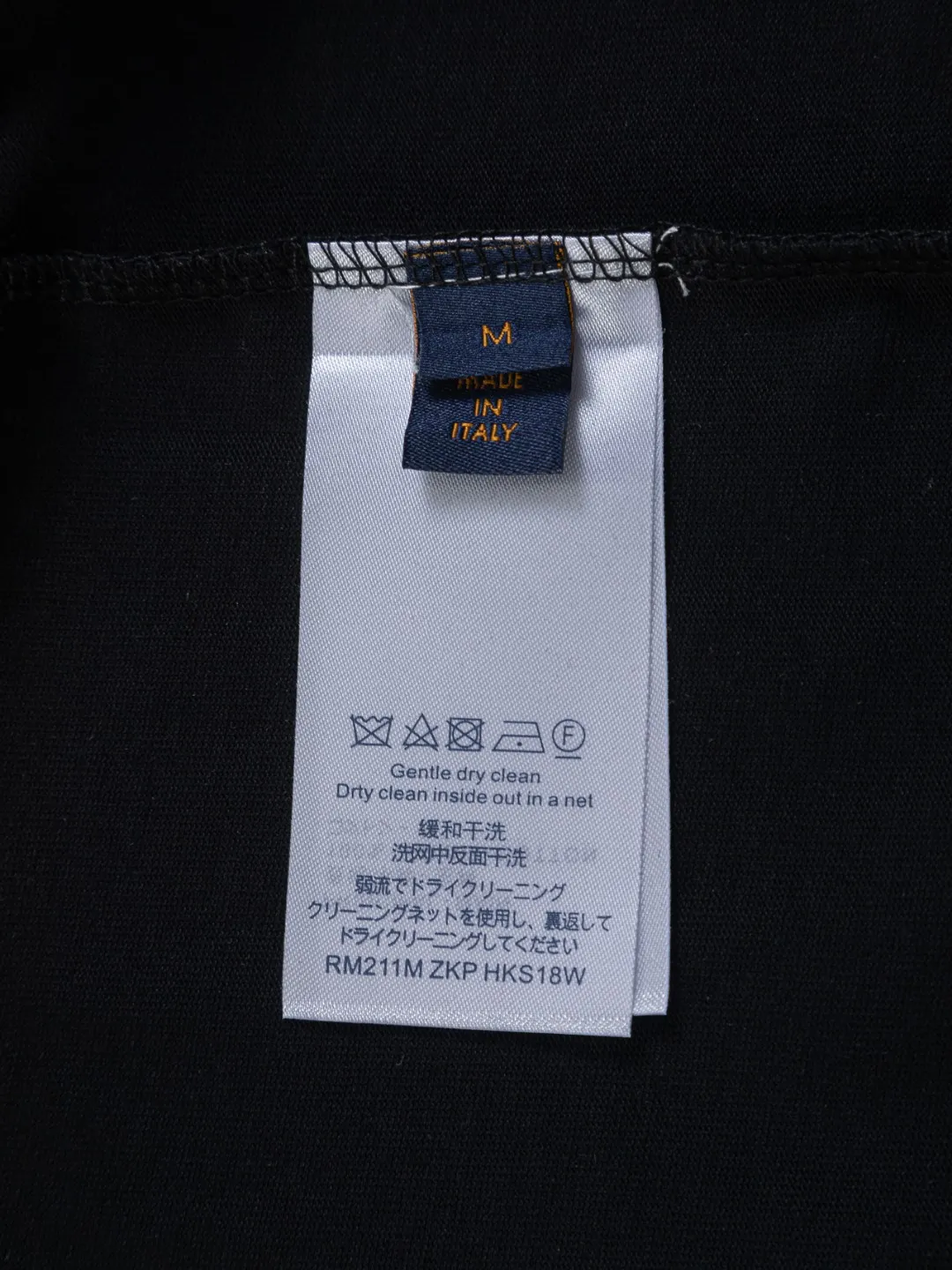 🅿️190 Louis Vuitton 1V LV lv micro-wide version S-XL LV 26ss new products are available at the counter simultaneously. Multiple craftsmanship. Colorful 🍀four-leaf clover🪡embroidery on the chest. Straight color four-leaf clover🍀🪡embroidered logo on the back. Round neck short-sleeved T-shirt, same style for men and women! Consigned to one-to-one creation. Synchronized with the official website, pure cotton fabrics at the counter! It is close to the skin and comfortable, durable and easy to wear. It has a classic and simple logo design and meticulous original craftsmanship. Short-sleeves, a must-have item for men, do not appear to be the same for the general public, but must be unique and eye-catching. This LV short-sleeve is all about quality, comfort, the same shape and fashion as always, including fabrics and cutting techniques. All of them have been made with great effort! 320 grams of washed pure cotton fabric, pure cotton is breathable, very refreshing and comfortable for daily wear. The rib knitting on the neckline is smooth and tight, and the neckline will not be skewed if you toss it at will. The loose version, you will find that it looks really good on the upper body. The overall is minimalist and neat, super versatile for daily use! Pair it casually with a pair of pants for a youthful look. A T-shirt will make your outfit crazy. It is a fashionable item that can never go wrong! Color: Black White Size: S-XL Size chart: S: Shoulder width 50-Bust 56-Length 70 M: Shoulder width 52-Bust 57-Length 72 L: Shoulder width 54-Bust 59-Length 74 XL: Shoulder width 56-Bust 62-Length 76